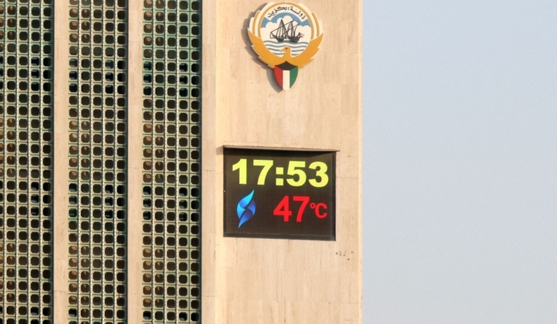 Kuwaits main governmental electricity control tower reads 47 degrees Celsius 